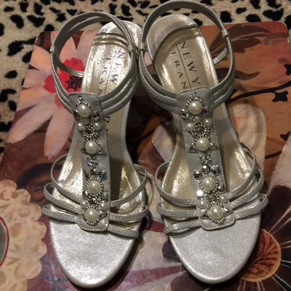 Strapped Sandals w/pearls Silver/Grayish🙏🏿🌈